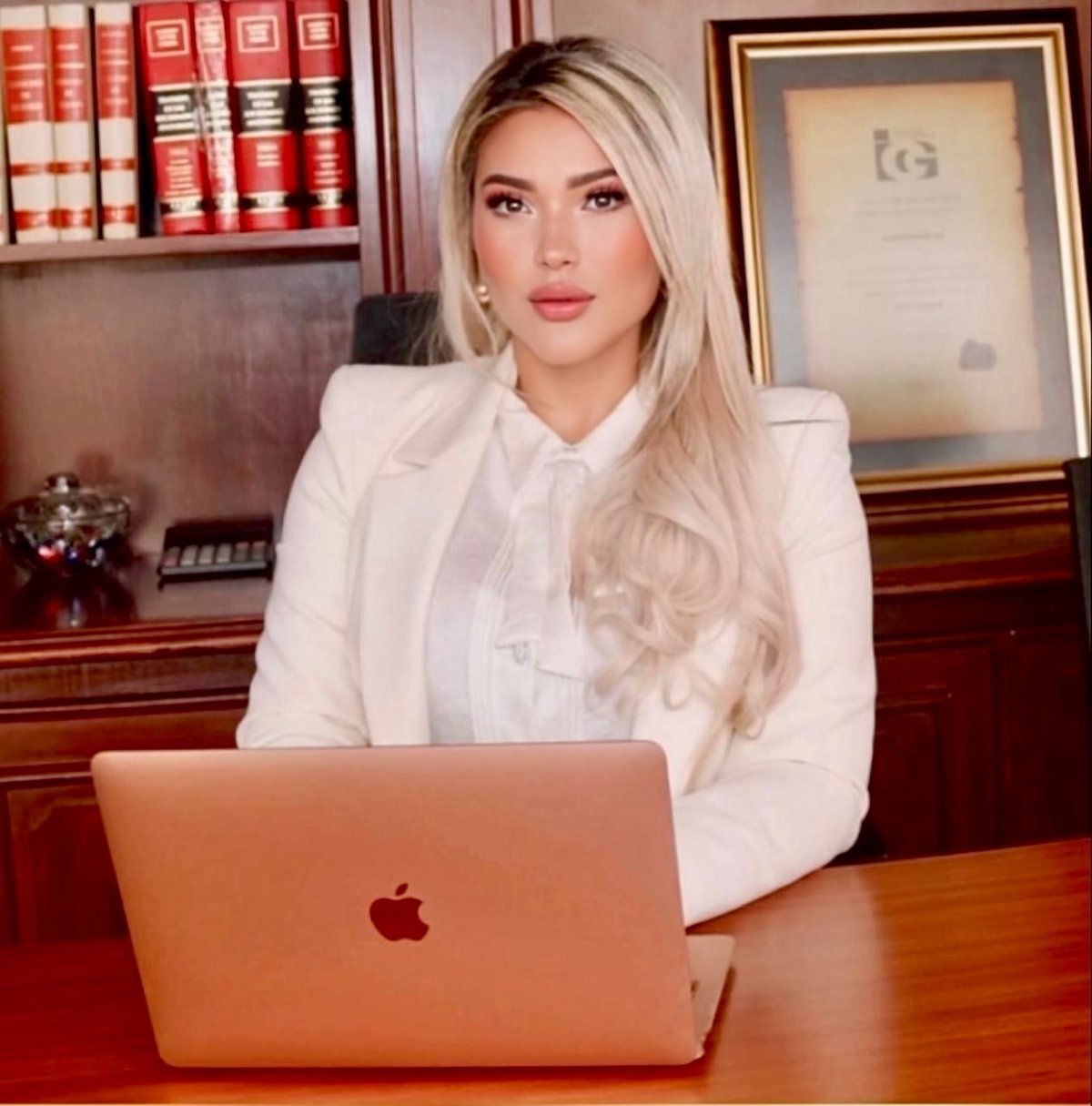 Priscila Moreno en su despacho